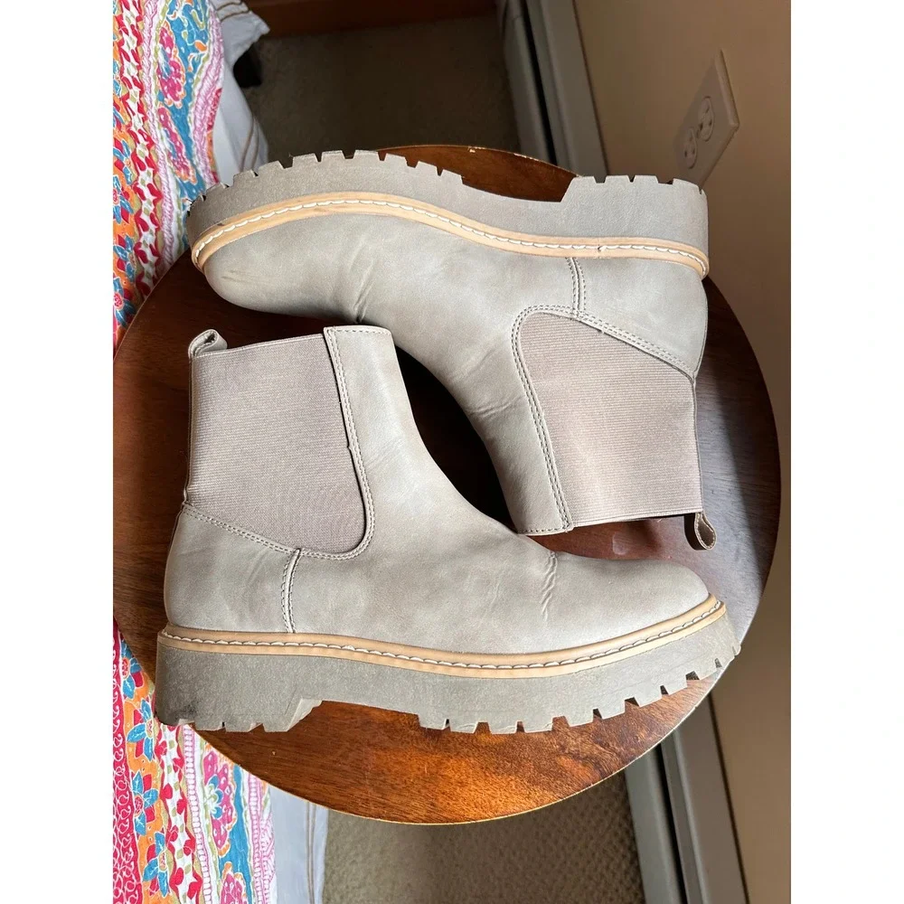 DV Dolce Vita Lobera Taupe Grey Lug Sole Chelsea Ankle Boots Womens 8 Vegan